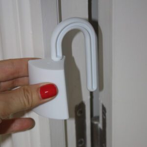 traba-puertas-interno-para-bisagras-baby-innovation_004